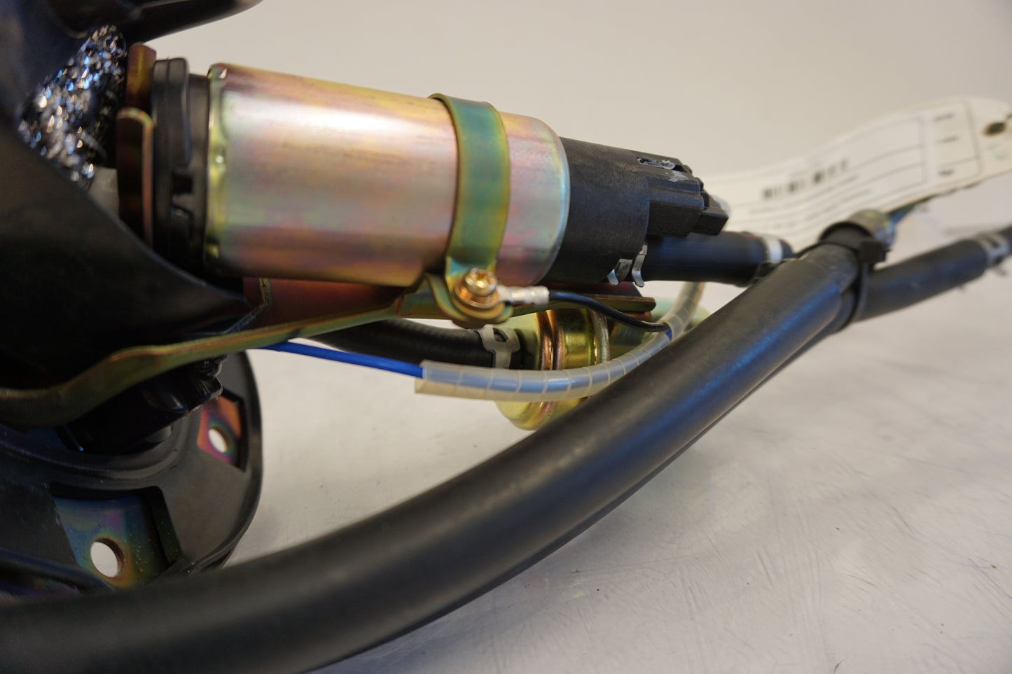 Snett nerifrån på Bensinpump insprut från en Honda VFR 800 -2005 motorcykel.