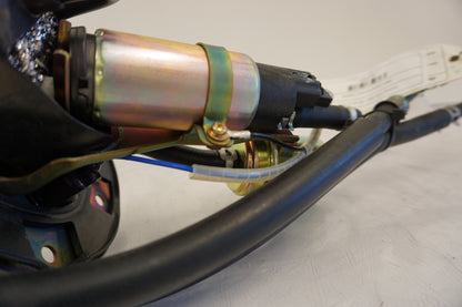 Snett nerifrån på Bensinpump insprut från en Honda VFR 800 -2005 motorcykel.