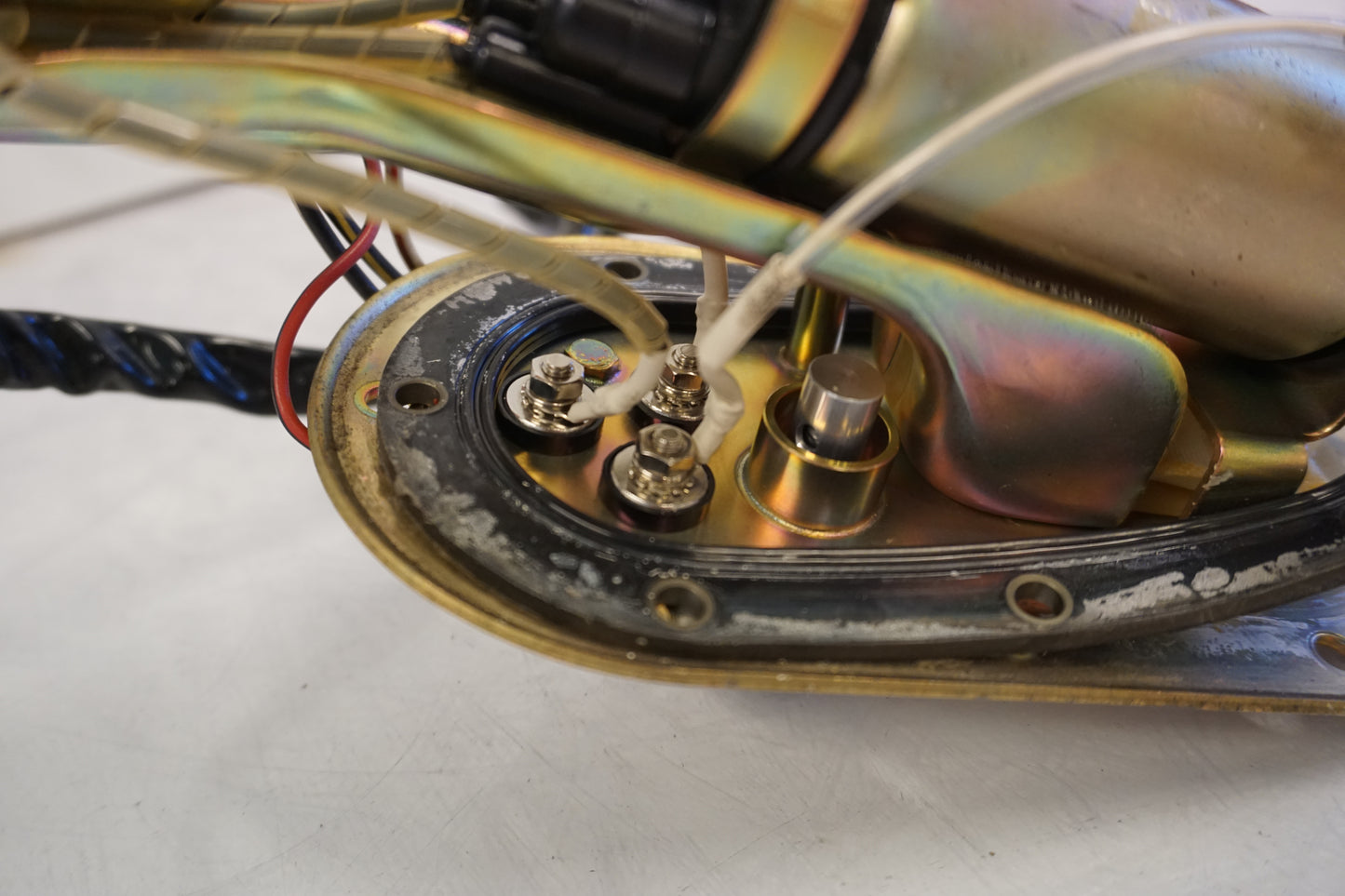 Snett nerifrån på Bensinpump insprut från en Kawasaki VN 1500 Classic Tourer -2003 motorcykel.