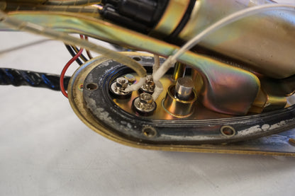 Snett nerifrån på Bensinpump insprut från en Kawasaki VN 1500 Classic Tourer -2003 motorcykel.