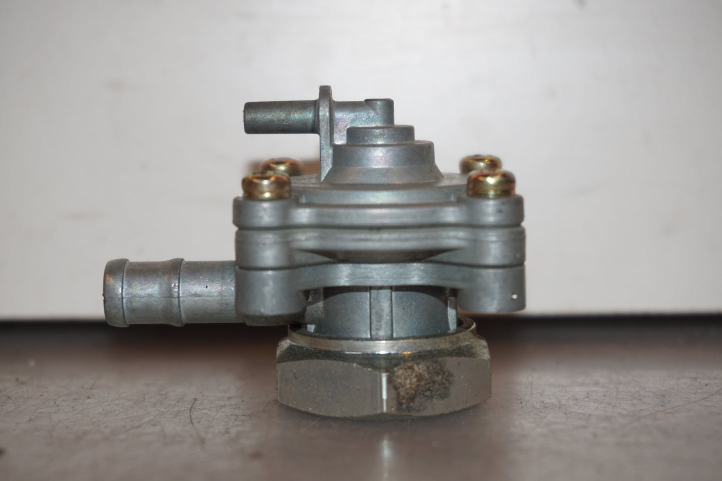 Höger sida på Bensinkran från en Honda XL 650 V -2004 motorcykel.