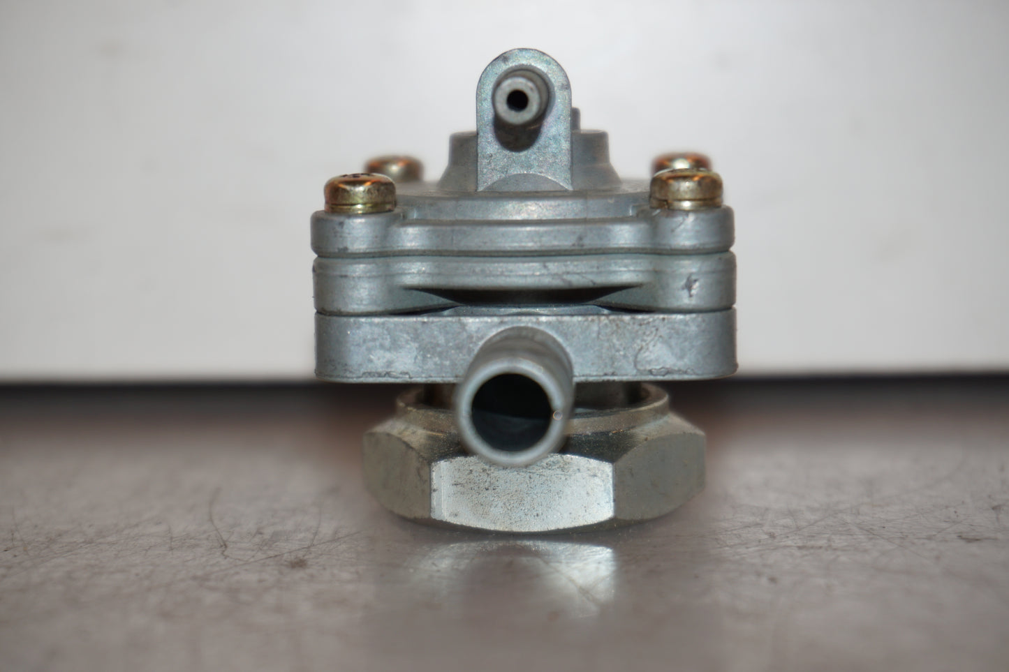 Vänster sida på Bensinkran från en Honda XL 650 V -2004 motorcykel.