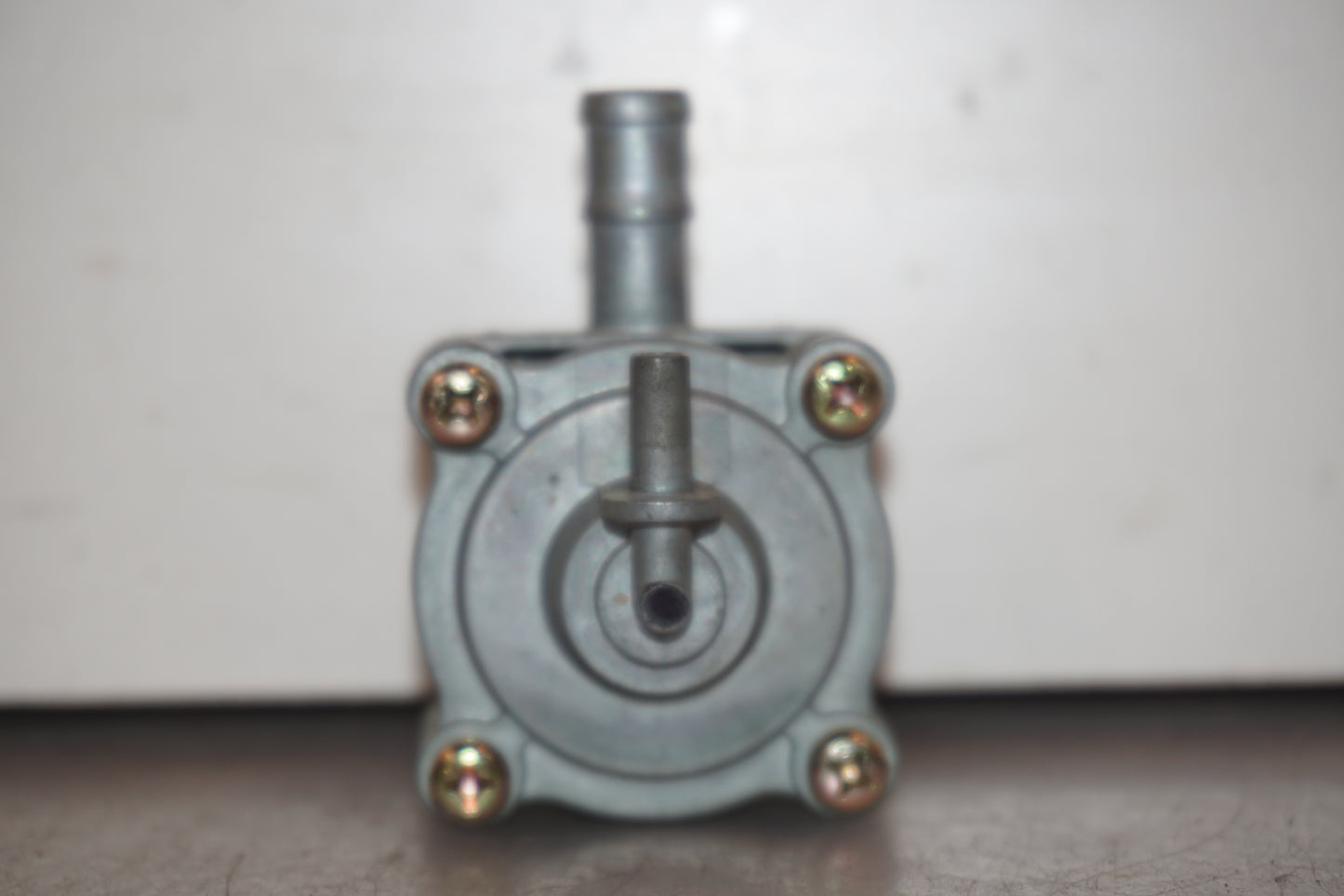 Snett nerifrån på Bensinkran från en Honda XL 650 V -2004 motorcykel.