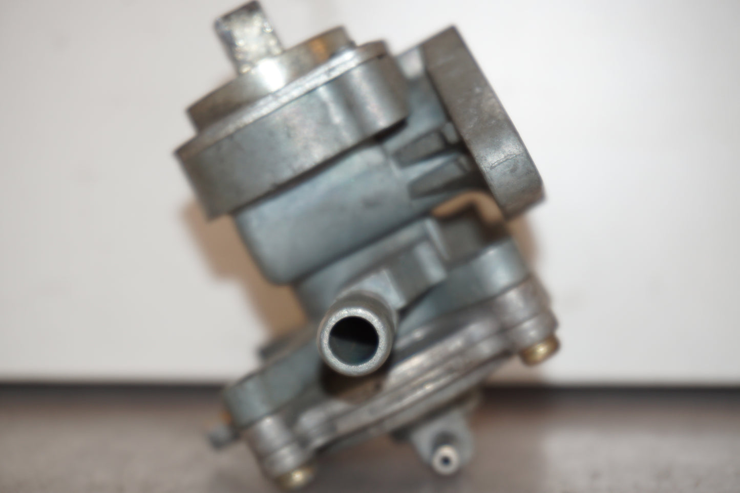 Höger sida på Bensinkran från en Honda VTR 1000 F -1997 motorcykel.