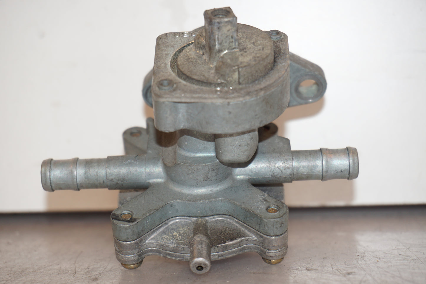 Vänster sida på Bensinkran från en Honda VTR 1000 F -1997 motorcykel.