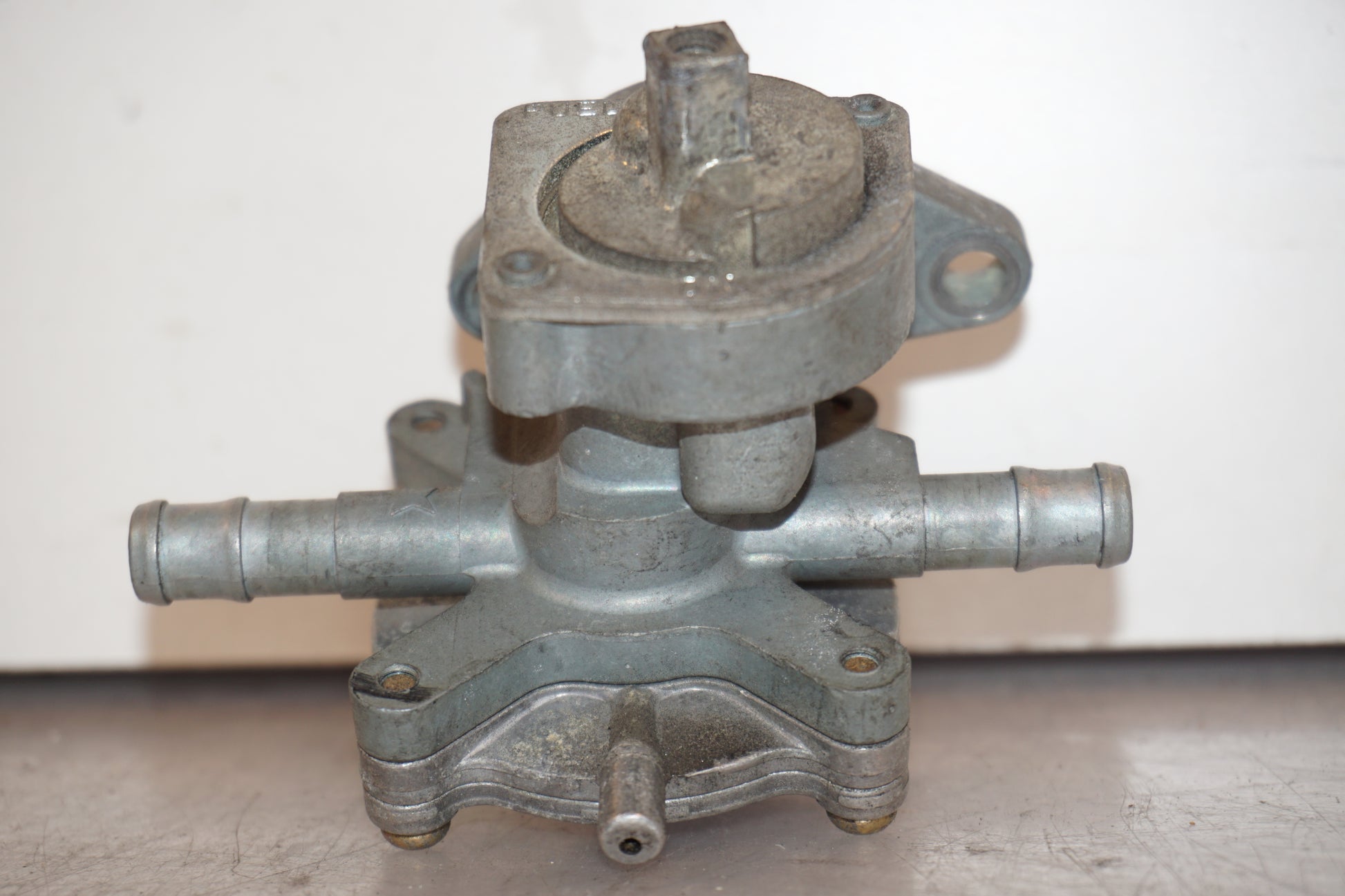 Vänster sida på Bensinkran från en Honda VTR 1000 F -1997 motorcykel.