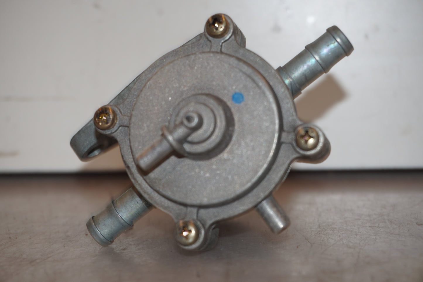 Snett nerifrån på Bensinkran från en Honda VTR 1000 F -1997 motorcykel.