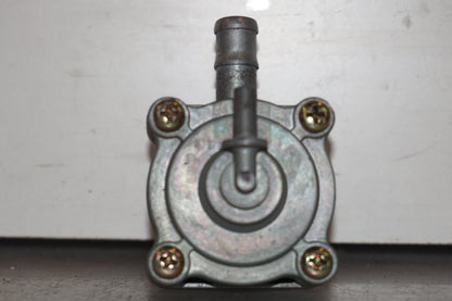 Höger sida på Bensinkran från en Honda XL 650 V -2000 motorcykel.