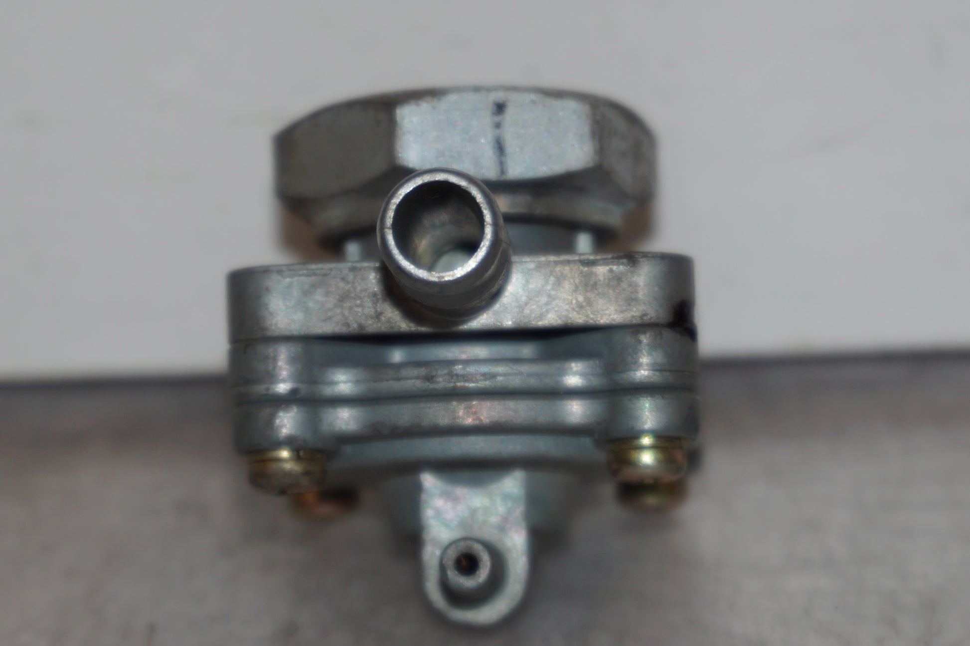 Snett nerifrån på Bensinkran från en Honda XL 650 V -2000 motorcykel.