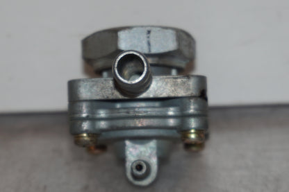 Snett nerifrån på Bensinkran från en Honda XL 650 V -2000 motorcykel.