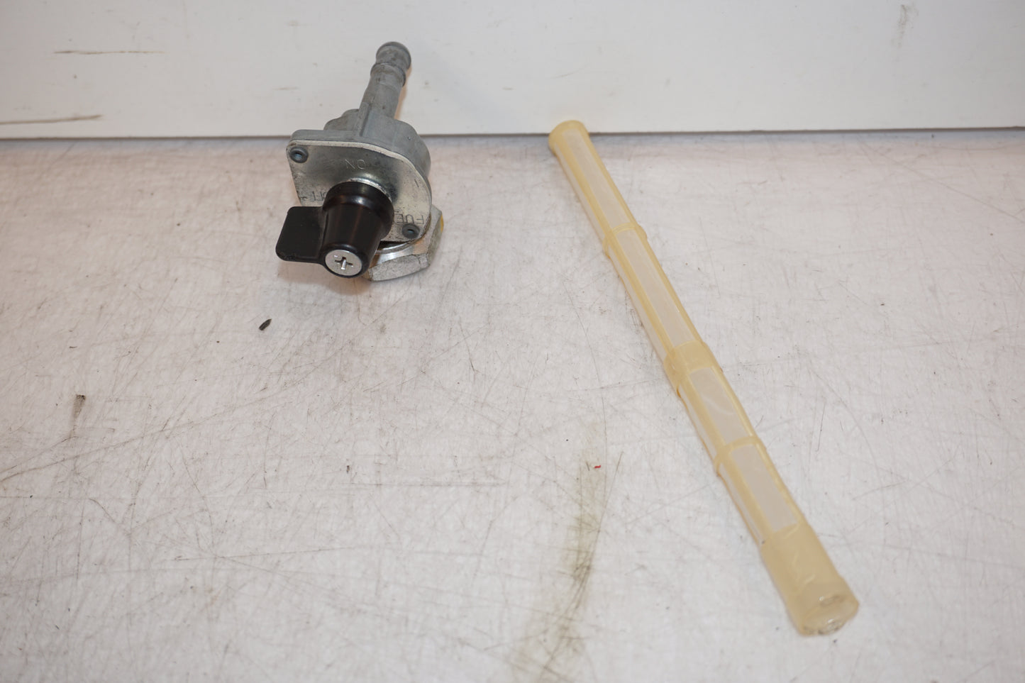 Framsidan på Bensinkran från en Honda XL 1000 V -2008 motorcykel.