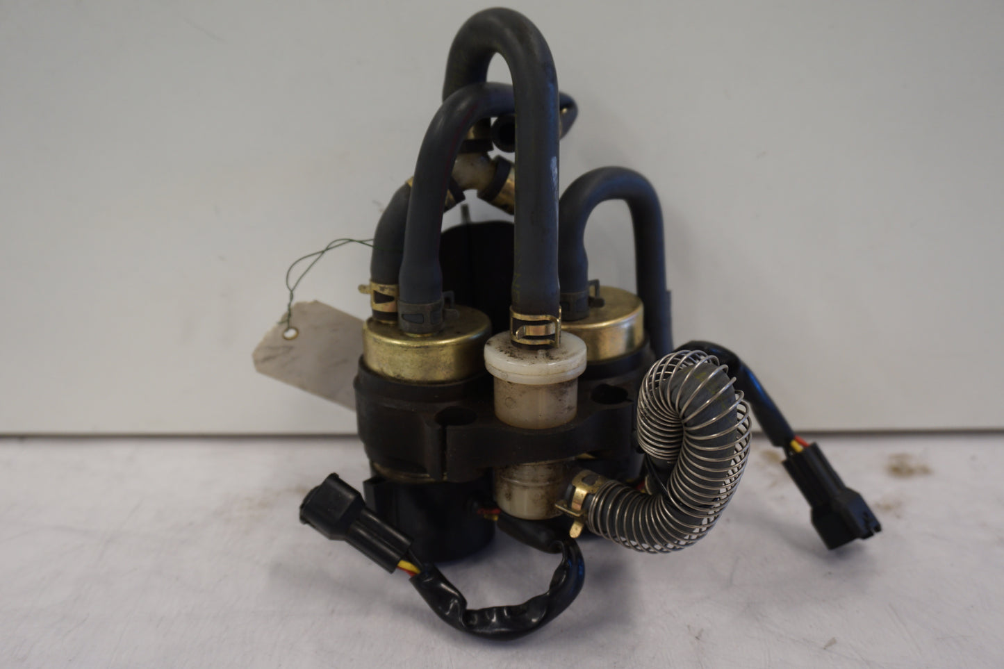 Framsidan på Bensinpump förgasare från en Kawasaki ZZR 1200 -2002 motorcykel.