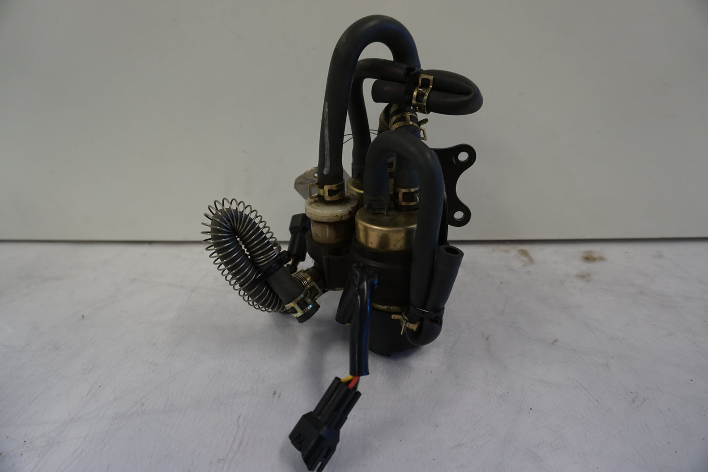 Baksidan på Bensinpump förgasare från en Kawasaki ZZR 1200 -2002 motorcykel.