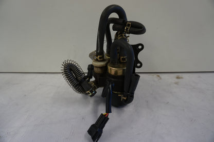 Baksidan på Bensinpump förgasare från en Kawasaki ZZR 1200 -2002 motorcykel.