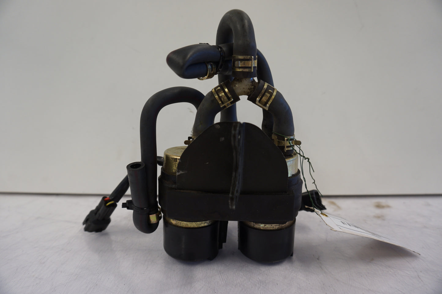 Höger sida på Bensinpump förgasare från en Kawasaki ZZR 1200 -2002 motorcykel.