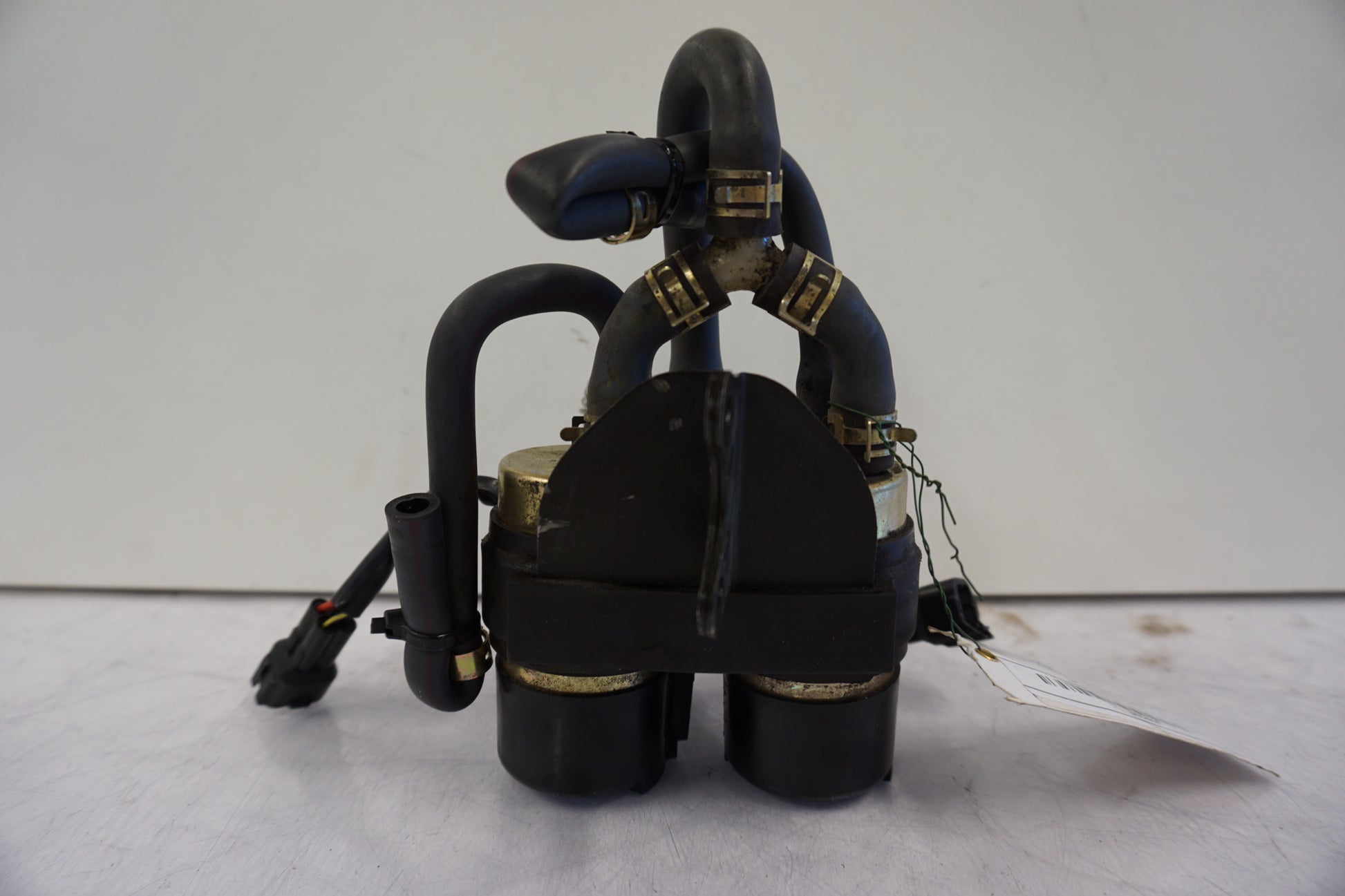 Höger sida på Bensinpump förgasare från en Kawasaki ZZR 1200 -2002 motorcykel.