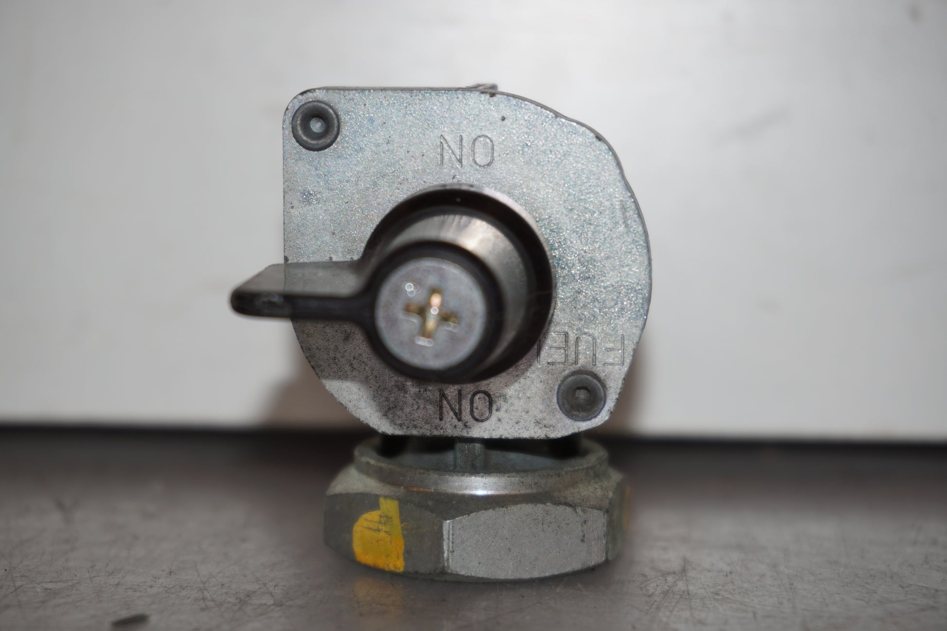 Höger sida på Bensinkran från en Honda XL 1000 V -2008 motorcykel.