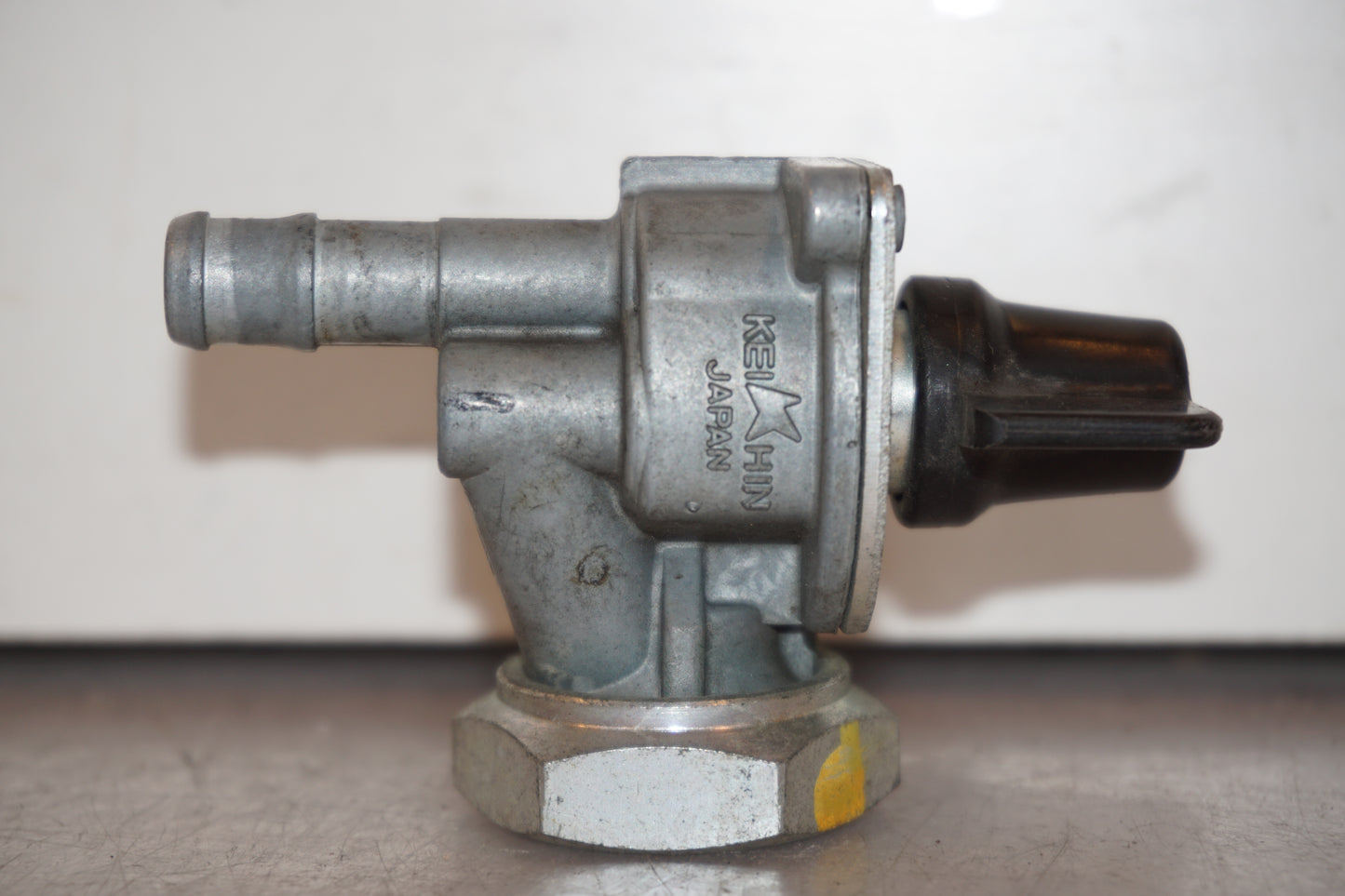 Vänster sida på Bensinkran från en Honda XL 1000 V -2008 motorcykel.