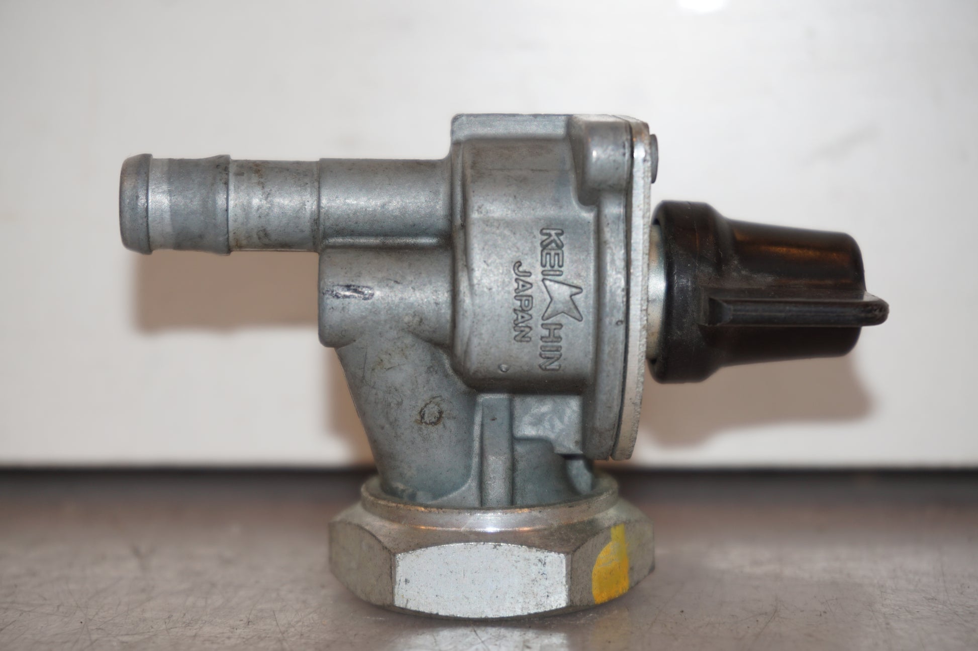 Vänster sida på Bensinkran från en Honda XL 1000 V -2008 motorcykel.