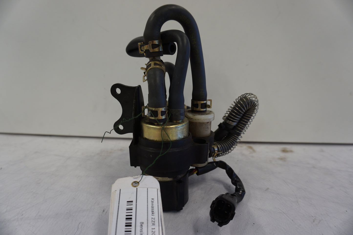 Vänster sida på Bensinpump förgasare från en Kawasaki ZZR 1200 -2002 motorcykel.