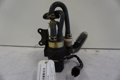 Vänster sida på Bensinpump förgasare från en Kawasaki ZZR 1200 -2002 motorcykel.