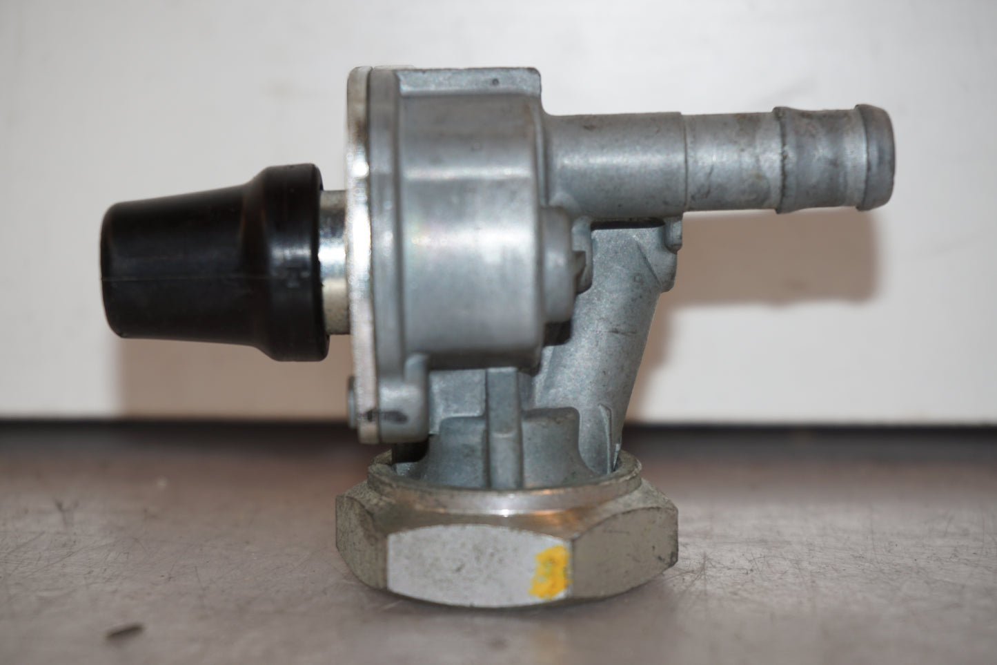 Snett nerifrån på Bensinkran från en Honda XL 1000 V -2008 motorcykel.