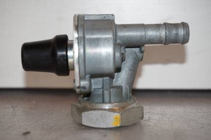 Snett nerifrån på Bensinkran från en Honda XL 1000 V -2008 motorcykel.