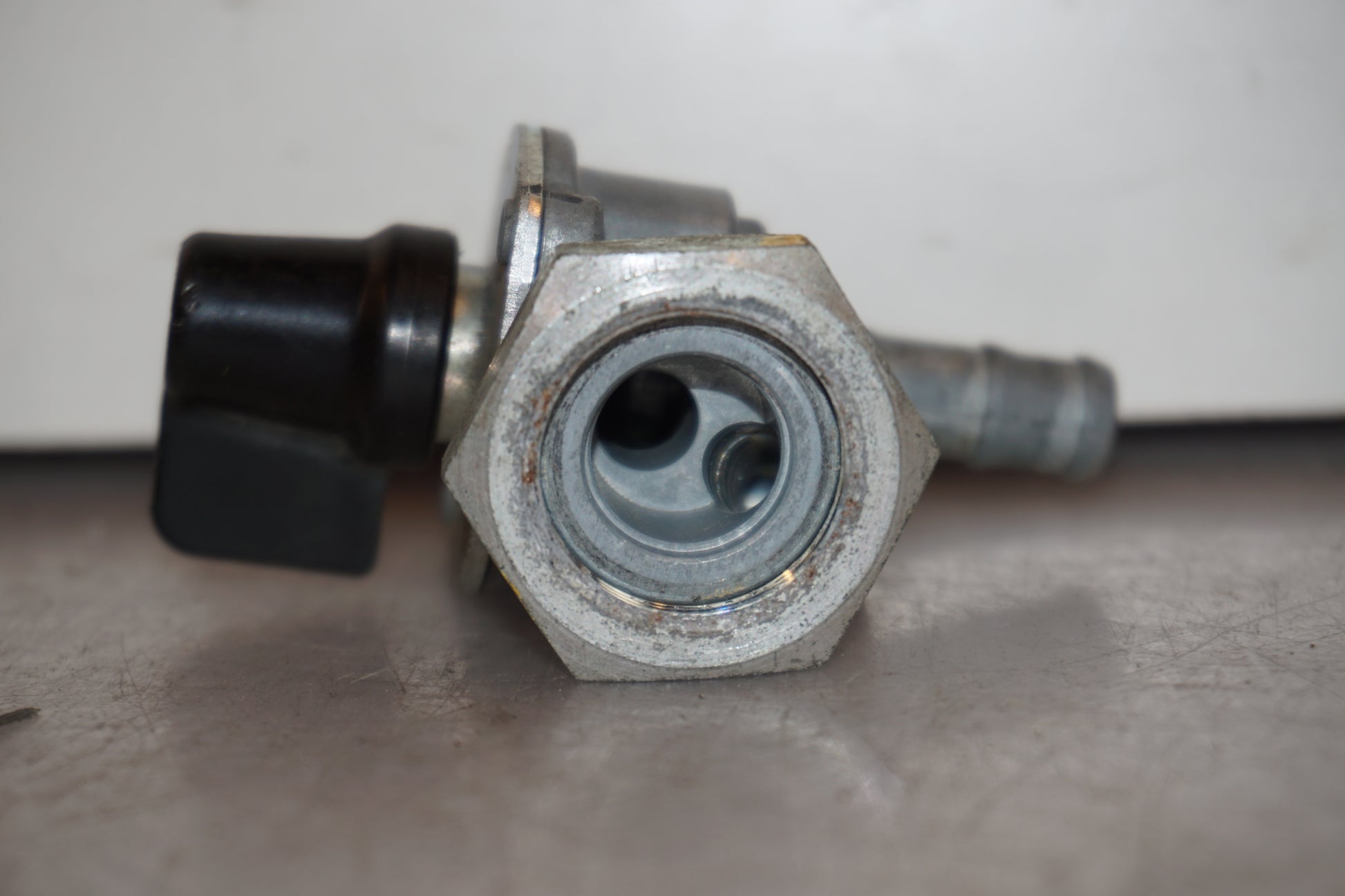 Extrabild1 på Bensinkran från en Honda XL 1000 V -2008 motorcykel.