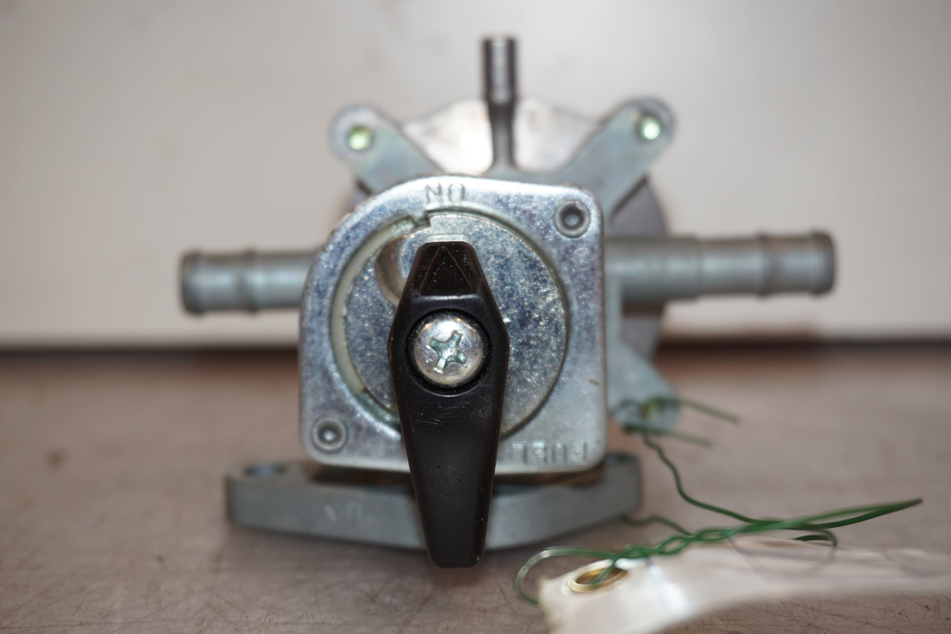 Höger sida på Bensinkran från en Honda CBR 1100 XX -1998 motorcykel.