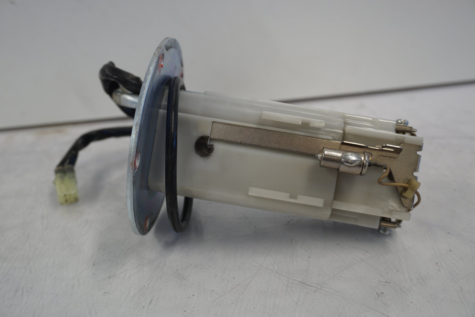 Snett nerifrån på Bensinpump insprut från en Kawasaki ZZ-R 1400 -2010 motorcykel.