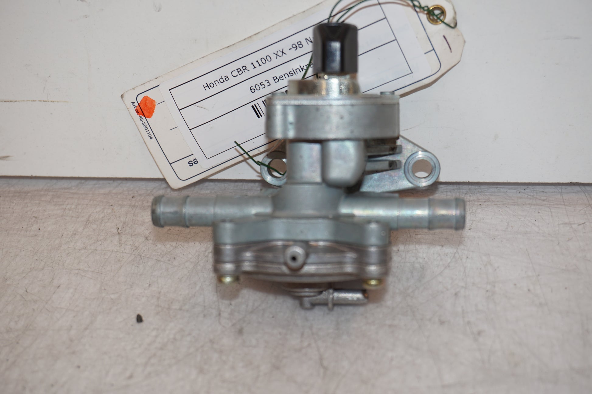 Snett nerifrån på Bensinkran från en Honda CBR 1100 XX -1998 motorcykel.