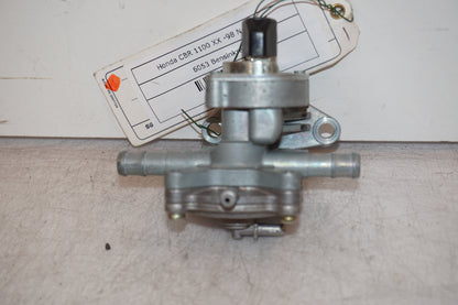 Snett nerifrån på Bensinkran från en Honda CBR 1100 XX -1998 motorcykel.