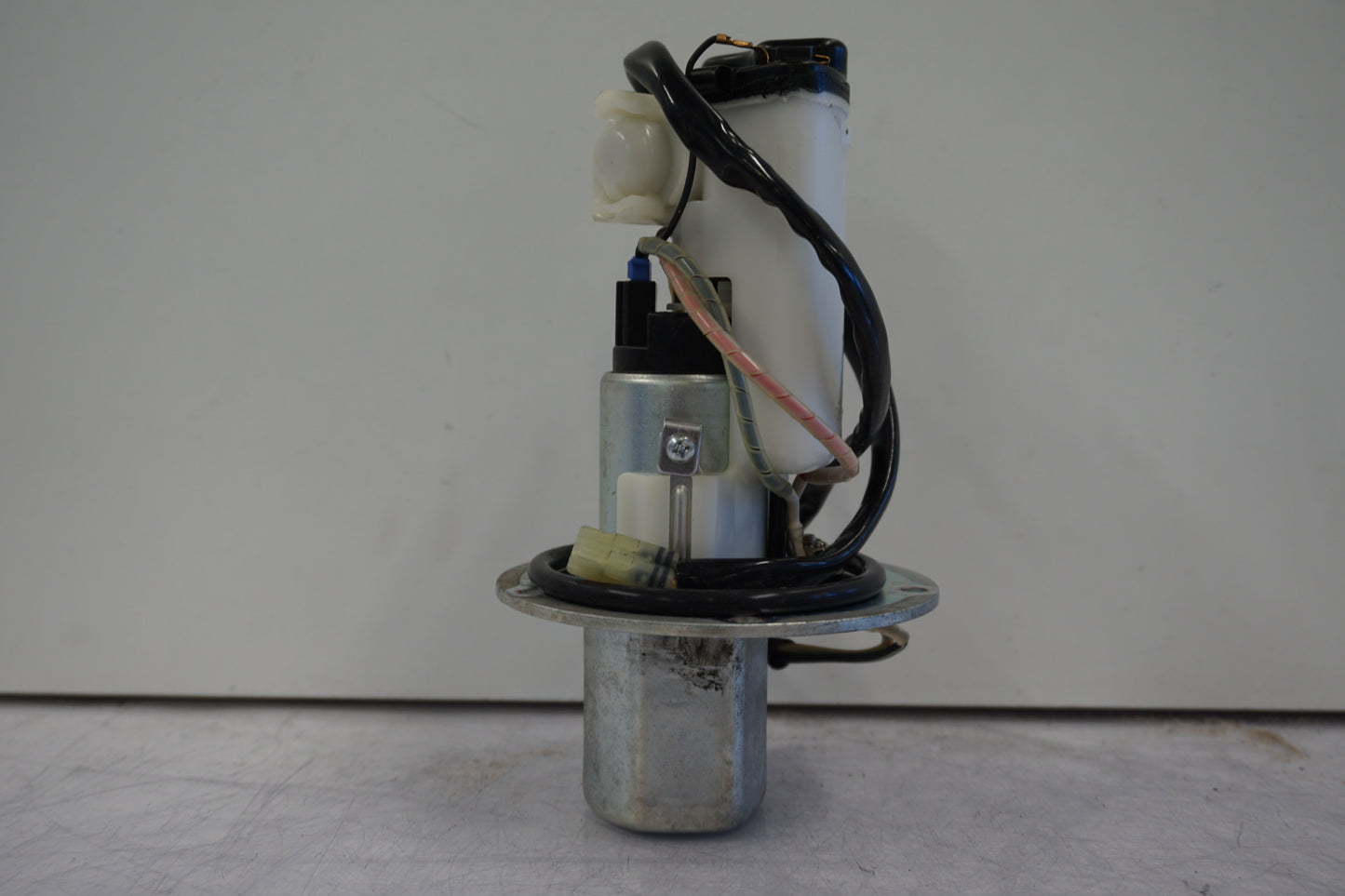 Baksidan på Bensinpump insprut från en Kawasaki VN 1600 -2006 motorcykel.