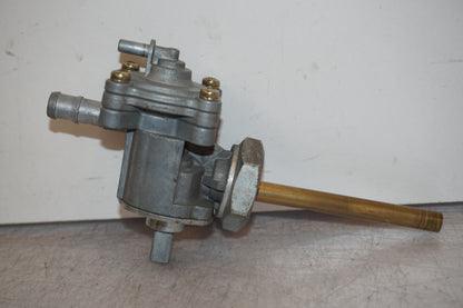 Höger sida på Bensinkran från en Honda CB 600 Hornet -2000 motorcykel.