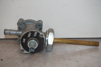 Vänster sida på Bensinkran från en Honda CB 600 Hornet -2000 motorcykel.