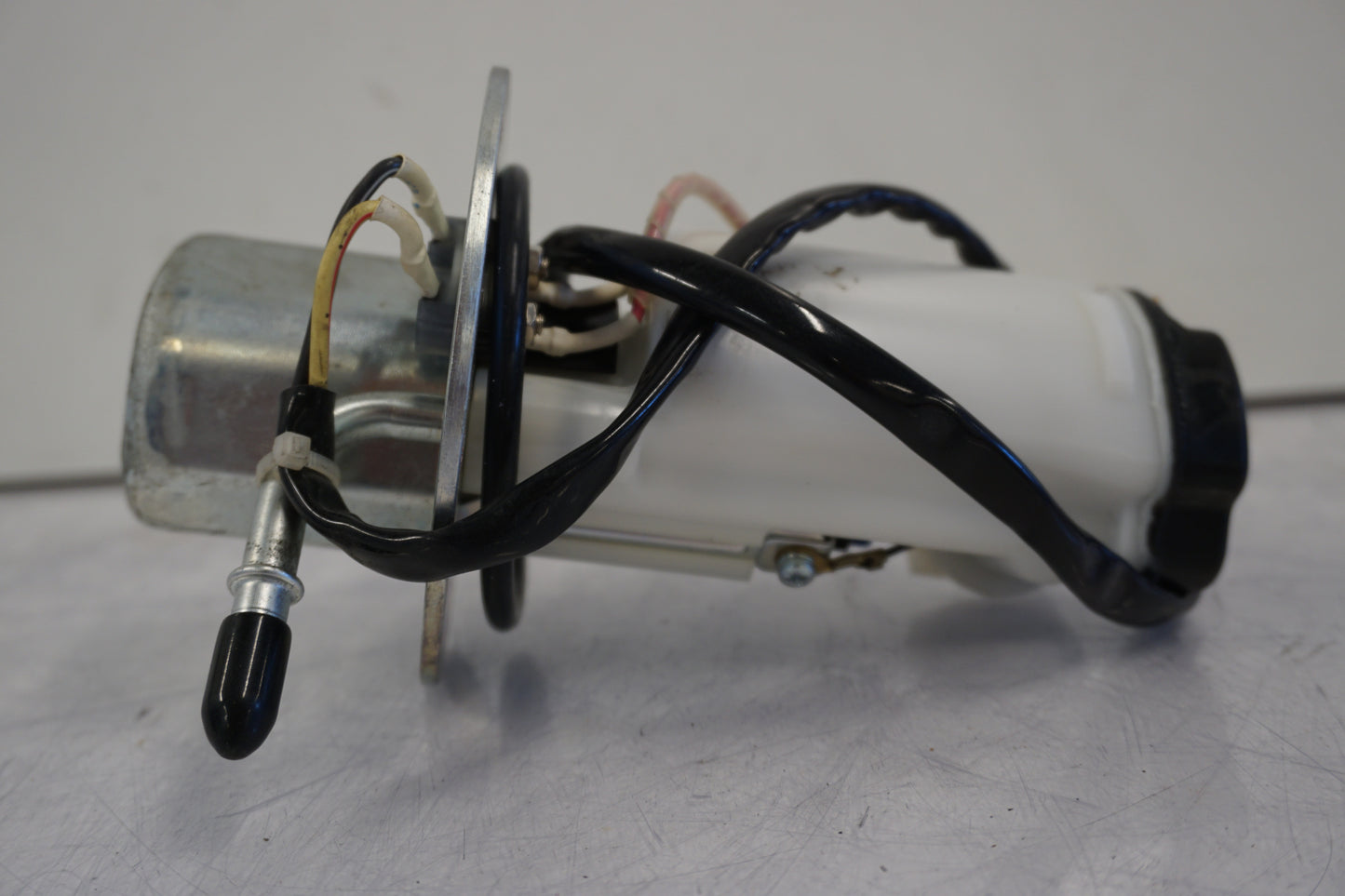 Snett nerifrån på Bensinpump insprut från en Kawasaki VN 1600 -2006 motorcykel.