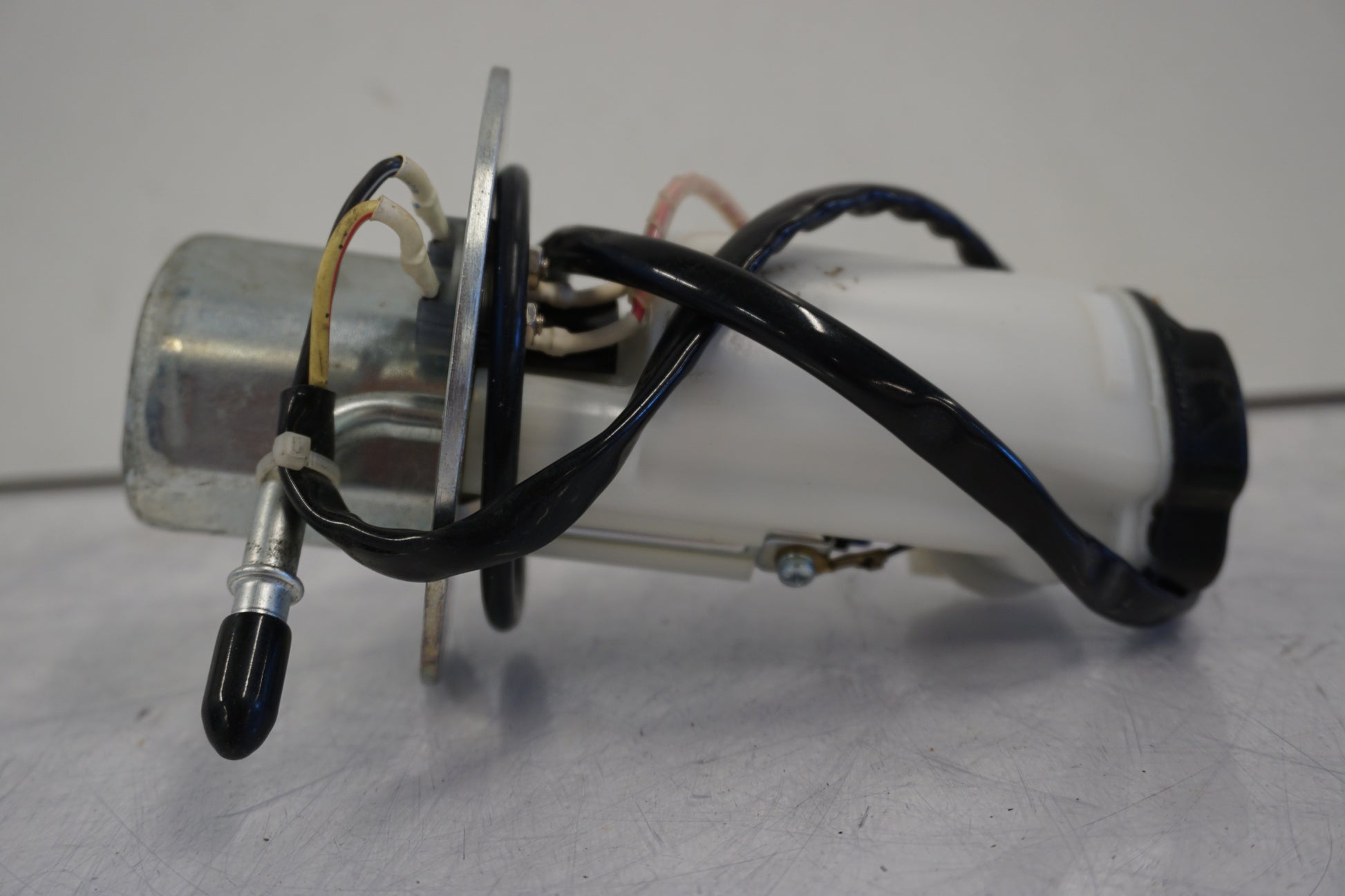 Snett nerifrån på Bensinpump insprut från en Kawasaki VN 1600 -2006 motorcykel.