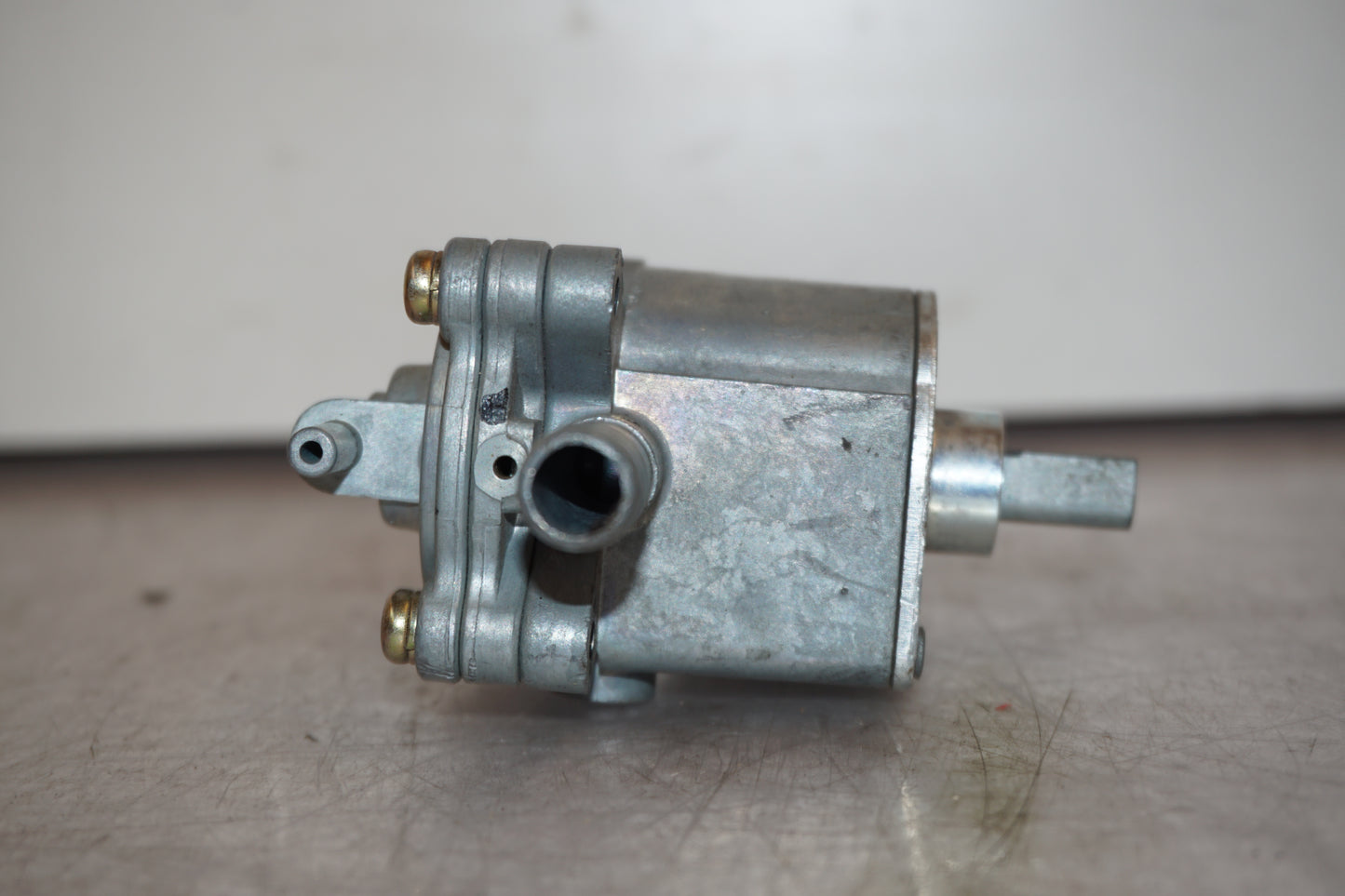 Snett nerifrån på Bensinkran från en Honda CB 600 Hornet -2000 motorcykel.