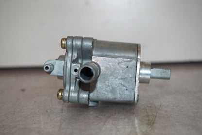 Snett nerifrån på Bensinkran från en Honda CB 600 Hornet -2000 motorcykel.