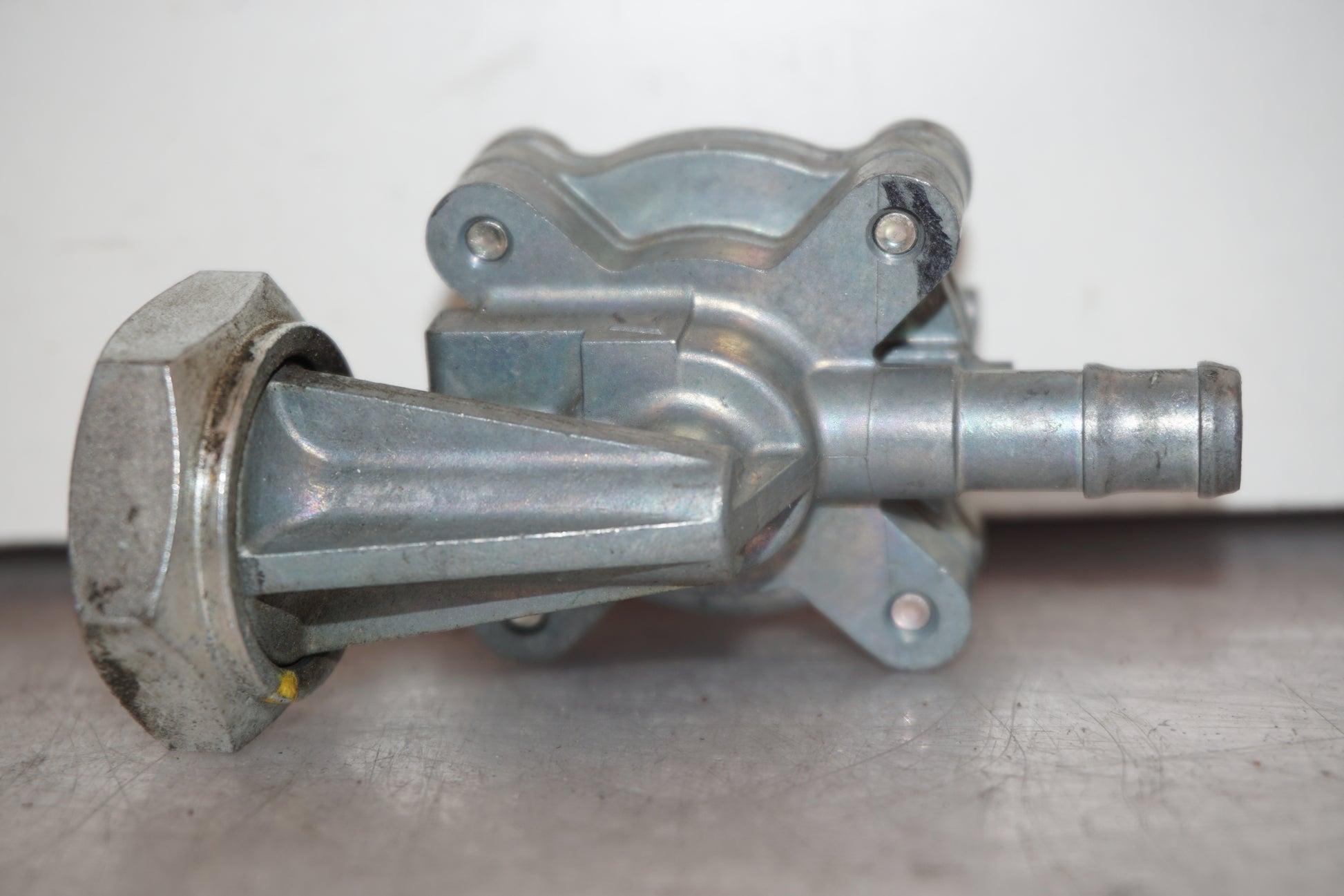 Snett nerifrån på Bensinkran från en Honda CB 600 Hornet -2005 motorcykel.