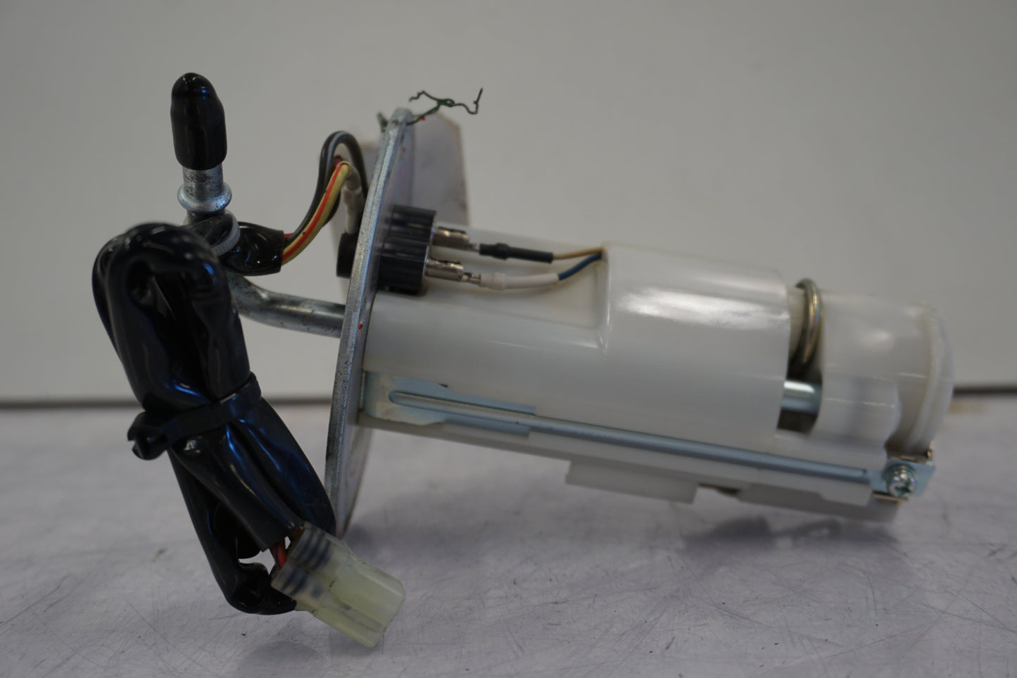 Snett nerifrån på Bensinpump insprut från en Kawasaki GTR 1400 -2008 motorcykel.