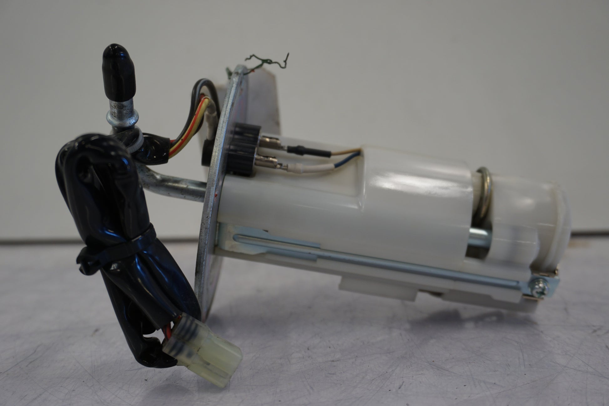 Snett nerifrån på Bensinpump insprut från en Kawasaki GTR 1400 -2008 motorcykel.