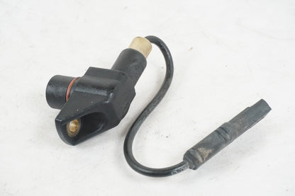 Baksidan på Vevaxelsensor från en BMW F 800 GS -2009 motorcykel.