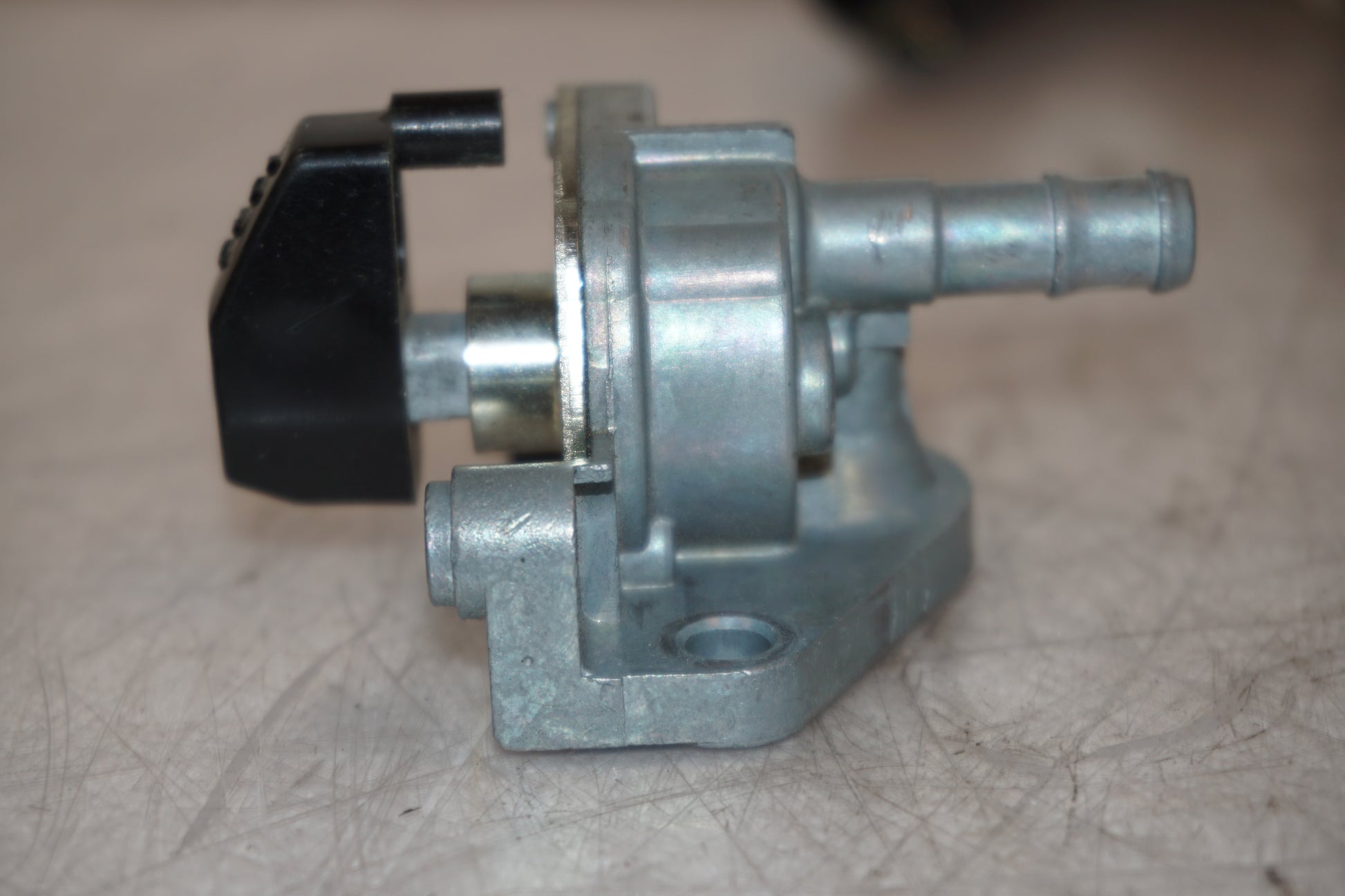 Snett nerifrån på Bensinkran från en Honda VFR 750 -1996 motorcykel.