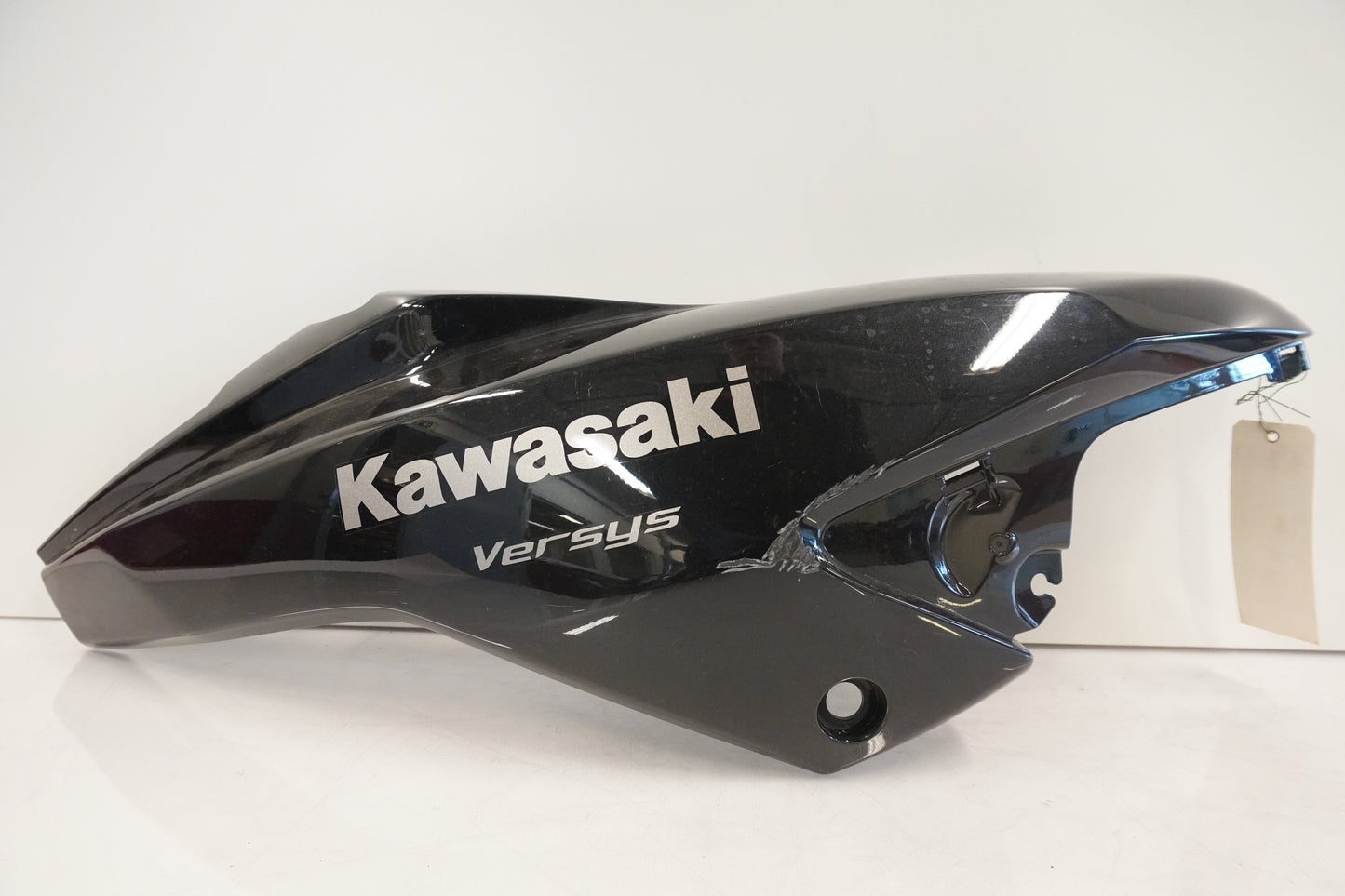 Framsidan på Bensintankskåpa från en Kawasaki Versys 650 -2011 motorcykel.