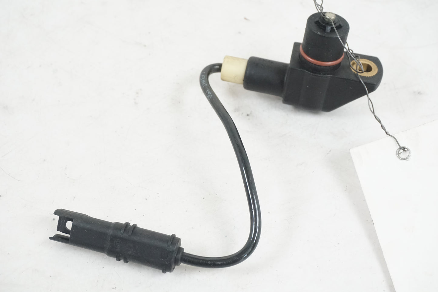 Baksidan på Vevaxelsensor från en BMW F 800 S -2009 motorcykel.