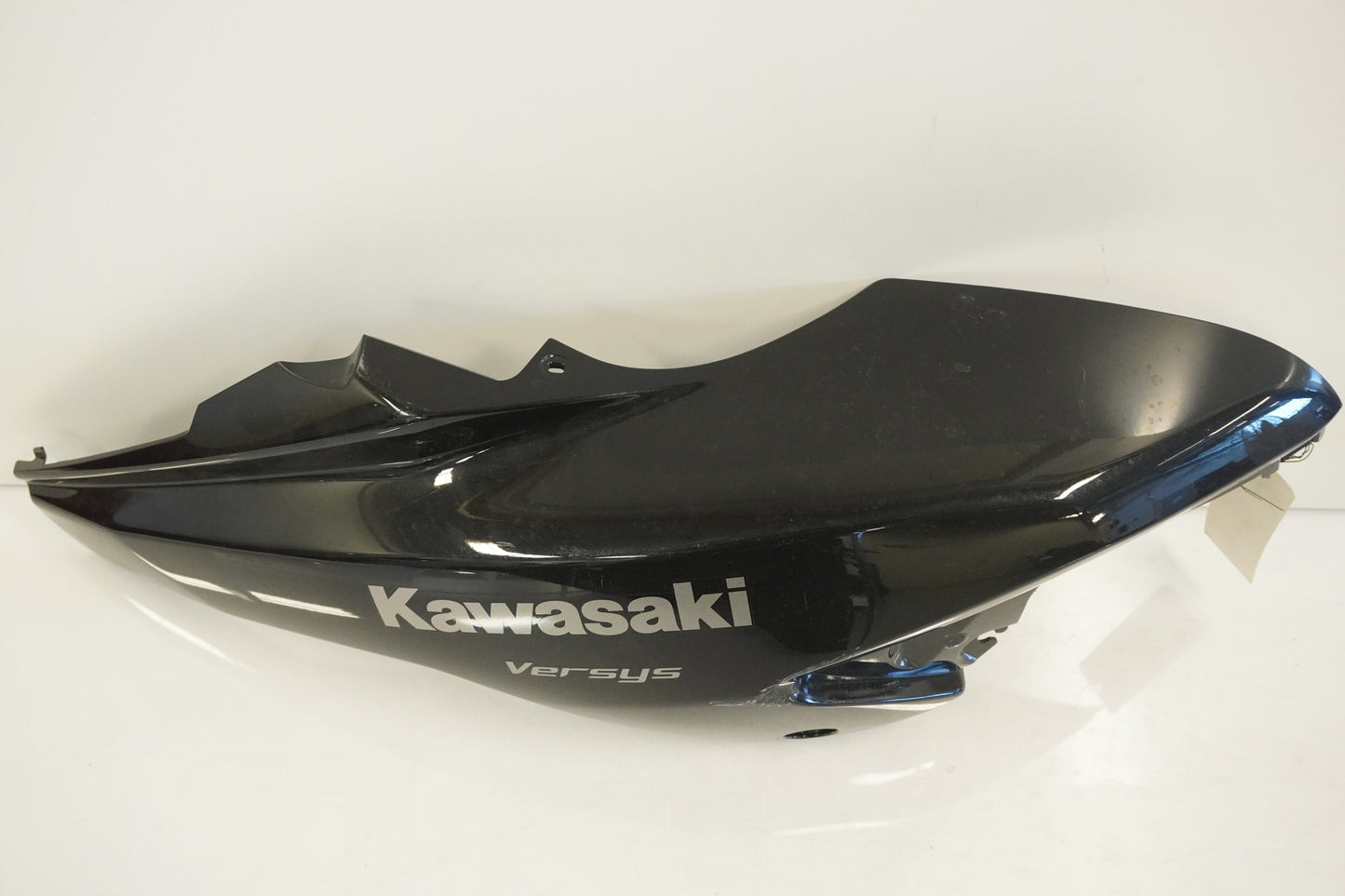Baksidan på Bensintankskåpa från en Kawasaki Versys 650 -2011 motorcykel.