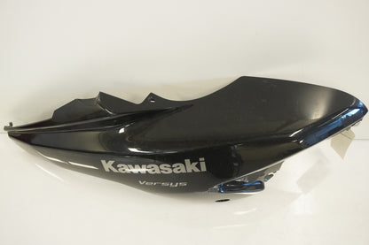 Baksidan på Bensintankskåpa från en Kawasaki Versys 650 -2011 motorcykel.