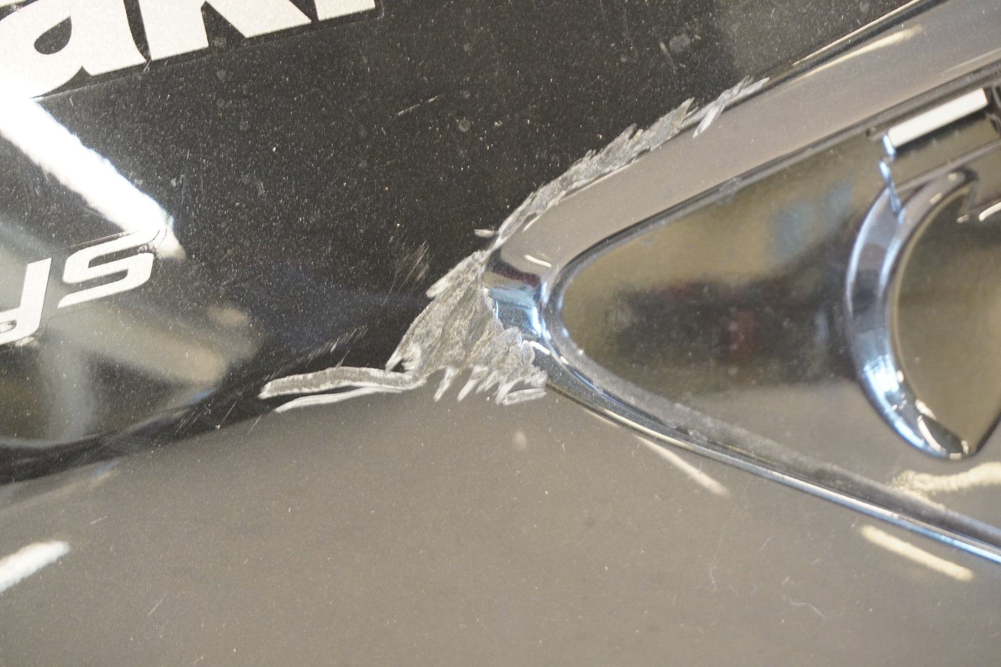 Höger sida på Bensintankskåpa från en Kawasaki Versys 650 -2011 motorcykel.