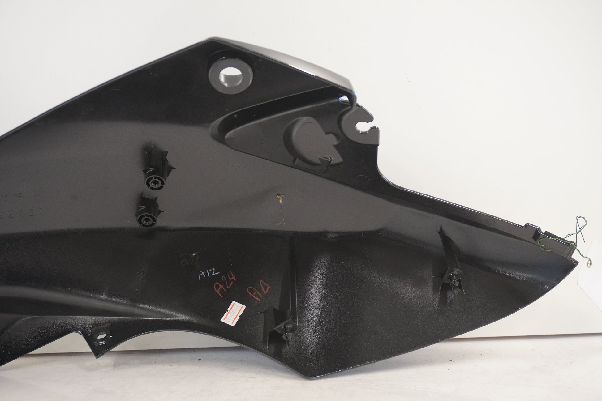 Vänster sida på Bensintankskåpa från en Kawasaki Versys 650 -2011 motorcykel.